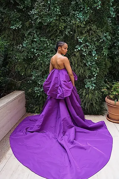 Naomi Ackie: aparición violeta con bolsillos — foto 5