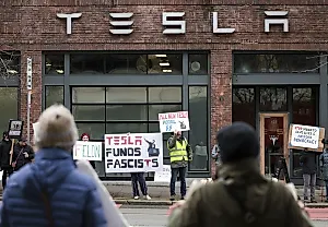 Протестующие против Элонa Маска: #TeslaTakeover шагнул на улицы