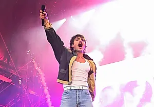 10 лучших моментов Gov Ball 2025: RAYE поет в душе, Benson Boone кувыркается, Hozier играет через боль и многое другое