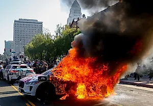 Поджоги Waymo в Лос-Анджелесе: комедия абсурда