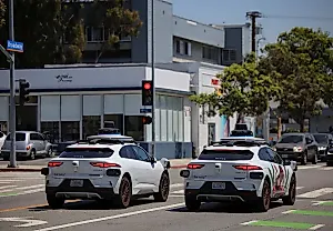 Waymo возвращается в Нью-Йорк, но с водителем