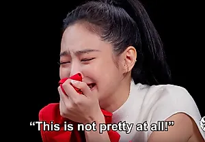 Плачет, трясется и зовет на помощь: как Дженни из BLACKPINK пережила ад «Hot Ones»