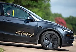 Светлое будущее с Tesla: запустили роботакси, но не для всех
