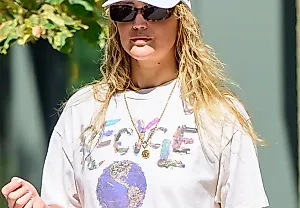 Лоуренс и её сандалии за $865: натуральный бунт или просто безумие?