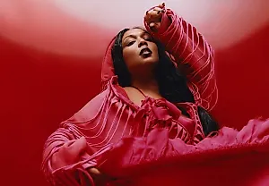Lizzo выпускает микстейп «У меня болит лицо от улыбок»