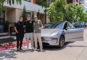 Tesla продемонстрировала свою первую полностью автономную доставку. Или как обеспечить себе дежурное радостное лицо