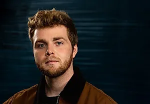Песня Алекса Уоррена «Ordinary» продолжает безумный марафон на Billboard