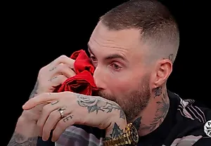 Как Адам Левин сбился с пути в "Hot Ones"