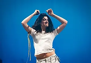 Lorde покоряет британский чарт с альбомом 'Virgin'
