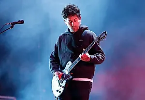 Фронтмен Fall Out Boy уходит в перерыв из-за операции на руке