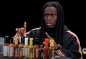 Kai Cenat проигрывает соусу Da Bomb в шоу Hot Ones