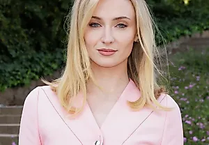 Sophie Turner и культовые Adidas Sambas: почему актриса не изменяет моде на классику
