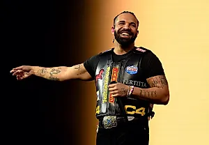 Drake на Wireless 2025: масштабное шоу, но уверенности не хватает