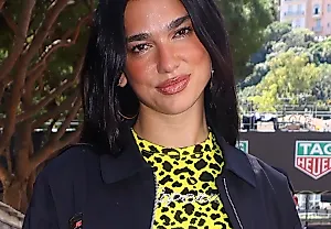 Сумка Chanel и дешёвые шорты: как Dua Lipa развлекается на фестивалях