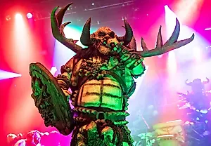GWAR против сокращения финансирования общественных СМИ в США