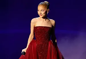 Ариана Гранде обещает спеть поклонникам в 2025 году