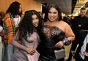 Лицо болит от смеха: Lizzo и SZA удивили Париж