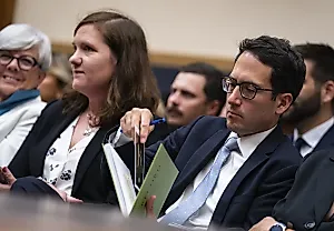 Демократ возвращается в FTC после незаконного увольнения Трампом