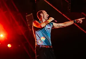 Американский CEO попал в скандал из-за «kiss cam» на концерте Coldplay