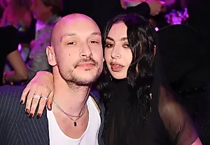 Charli XCX и Джордж Дэниел: свадьба со звёздами, селфи и cамым коротким гостевым листом