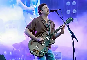 Kings Of Leon выходят на сцену после «странной травмы» солиста