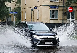 Мотору конец: три фатальные ошибки водителей в дождь