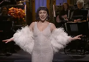 Леди Гага подшучивает над собой и получает Раззи, пока поет с Р. Келли на SNL