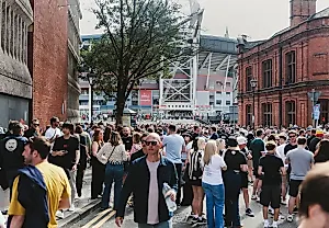 Oasis запрещают фанатам собираться у Wembley без билетов