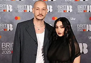 Charli XCX вышла замуж и шантажировала жениха слезами