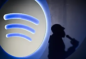 Новые скандалы Spotify: мёртвые поют благодаря ИИ