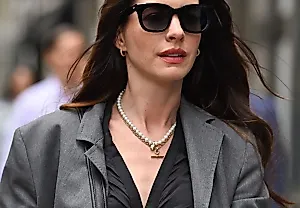 Энн Хэтэуэй возрождает культ Coach: винтаж, Prada 2 и украшение за миллион