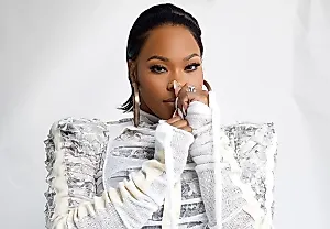 Tasha Cobbs Leonard зажигает студию: Джон Ледженд, Lecrae и поп-госпел микс