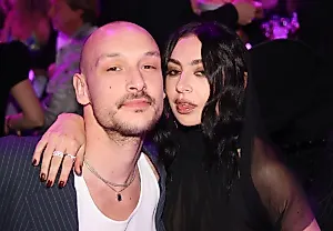 Свадьба Charli xcx и George Daniel: фото, крики, очки и ни капли гламура