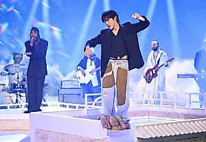 j-hope и его пушистые тапочки: первый сольник на 'Tonight Show'