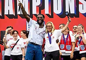 Burna Boy выступил на параде победы женской сборной Англии