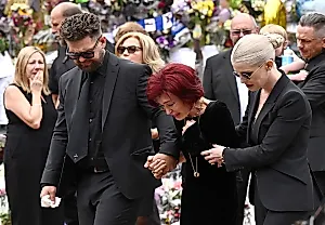 Прощание с Оззи Осборном: тысячи собрались в Бирмингеме
