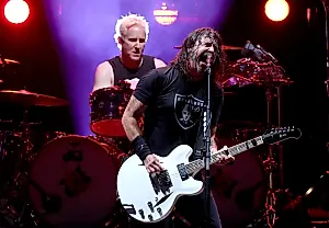 Foo Fighters нашли нового барабанщика: рок-кадры и внезапные перестановки
