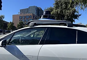 Waymo запускает круглосуточные поездки на робомобилях в Кремниевой долине
