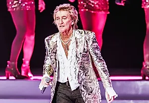 Rod Stewart устроил странное AI-шоу на концерте в США