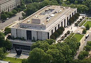 Smithsonian меняет экспозицию об импичменте Трампа