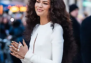 Zendaya выгуливает балетные кроссовки в Лондоне