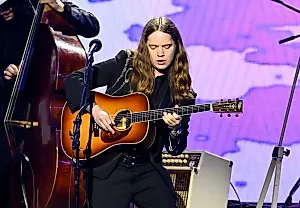 Billy Strings по-своему исполнил тему «Царь горы» для возрожденного сериала
