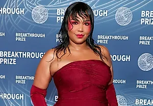 Лицо и джинсы: Lizzo высмеивает "генетическую элиту" Fox News