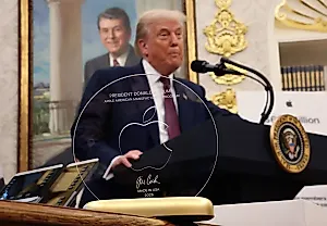 Apple вручила Трампу статуэтку из золота и стекла