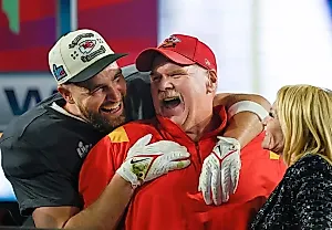 Тренер Chiefs обещает раскрыть секреты на "странной свадьбе" Свифт и Келси