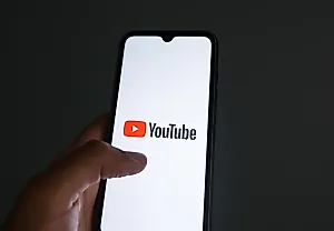YouTube натравил ИИ на возраст пользователей: тотальное дежавю эпохи паспортного контроля