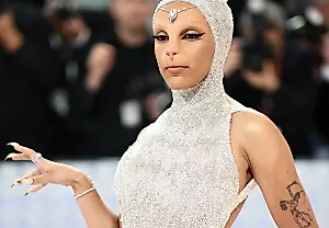 Абсурдный мир Met Gala: от отрезанной головы до модного таракана