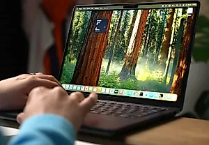 Открытка против MacBook: Кто победит?