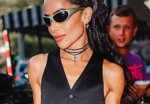 Звезда "Бэтмена" меняет шорты на брюки: как Zoë Kravitz спасает осень