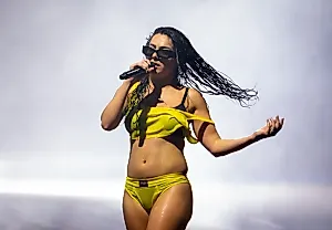 Charli XCX простилась с «Brat», намекнула на киноролик и японский хоррор